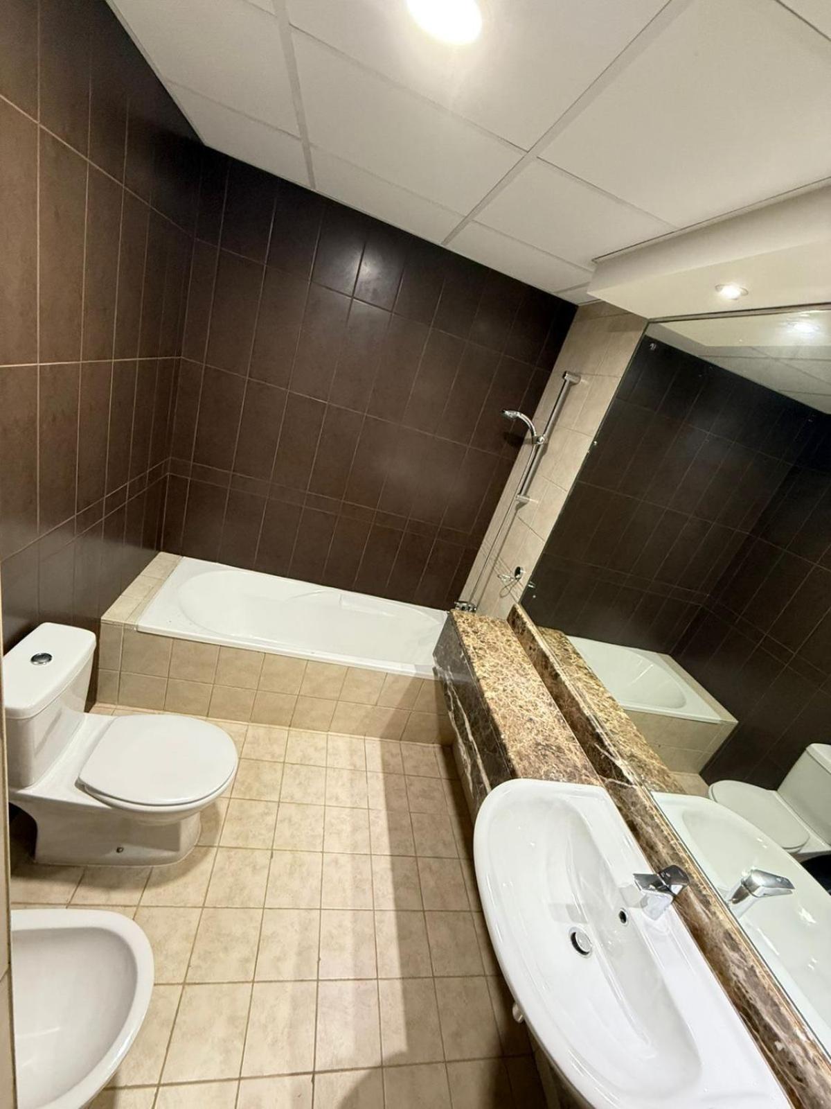 Backpackers Heaven ! 18 Beds In A 2 Bedroom Apartment In Front Of Union Metro Station Diera Dubai Eksteriør bilde