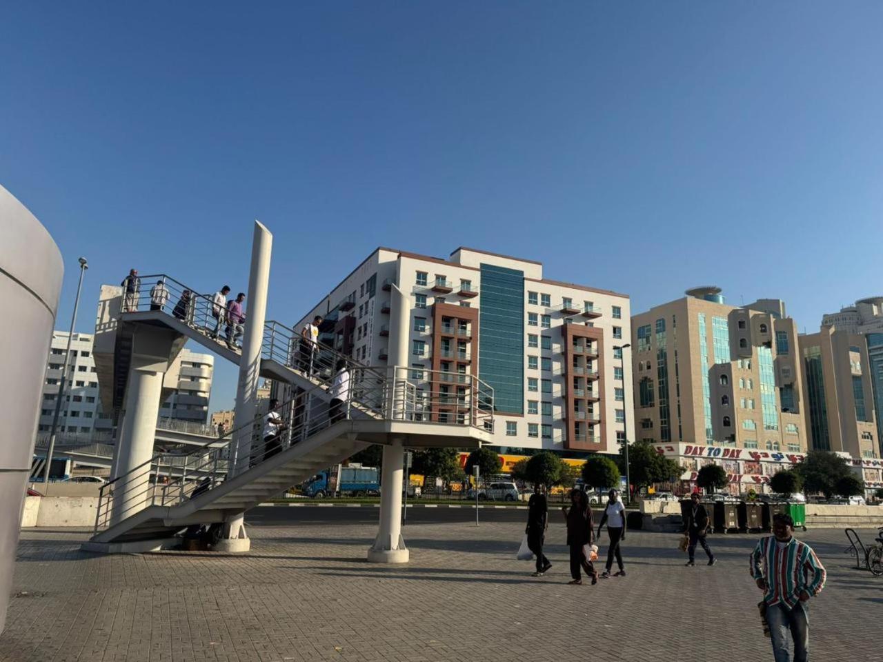 Backpackers Heaven ! 18 Beds In A 2 Bedroom Apartment In Front Of Union Metro Station Diera Dubai Eksteriør bilde